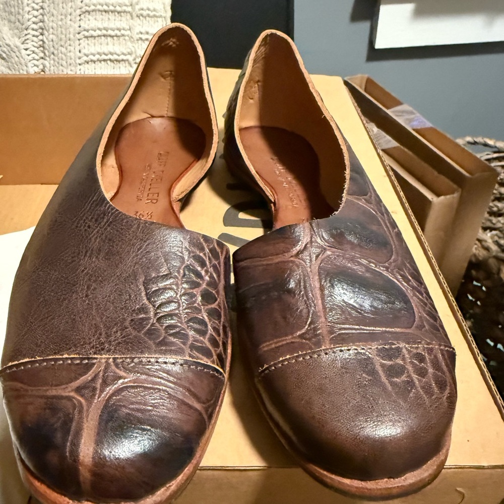 New in Box Cydwoq shoes Norma style size 36 1/2
US 6.5